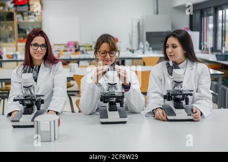 Femmes scientifiques utilisant des microscopes en laboratoire Banque D'Images