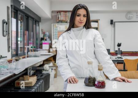 Jeune scientifique en laboratoire contemporain Banque D'Images