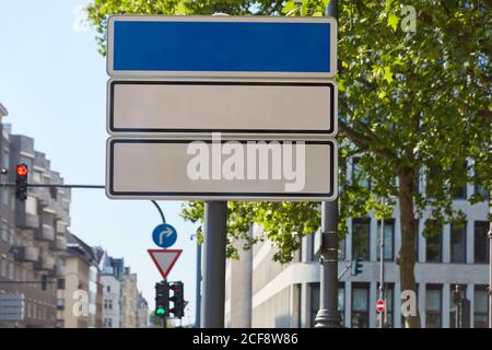 Modèle d'affiche vide dans la ville de Cologne Banque D'Images
