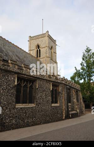 L'église Saint-Cuthbert, Thetford, Norfolk, est l'une des deux églises médiévales survivantes. La plupart de l'église date des XIIIe et 114e siècles. Banque D'Images