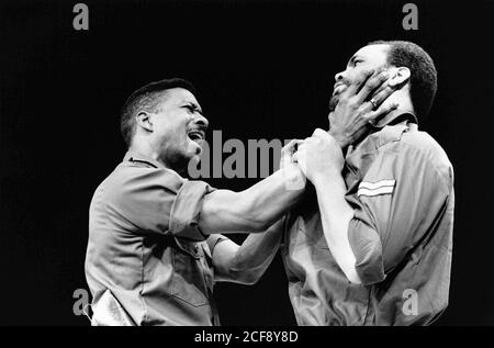 l-r: Clarke Peters (Othello), Paul Barber (Iago) à OTHELLO par Shakespeare au Greenwich Theatre, Londres SE10 1989 conception: Henk Schutt éclairage: Chic Reid réalisateurs: Sue Dunderdale et Hugh Quarshie Banque D'Images