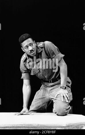 Clarke Peters (Othello) à OTHELLO par Shakespeare au Greenwich Theatre, Londres SE10 1989 design: Henk Schutt éclairage: Chic Reid réalisateurs: Sue Dunderdale et Hugh Quarshie Banque D'Images