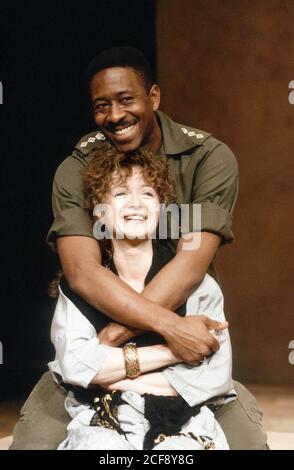 Emily Morgan (Desdemona), Clarke Peters (Othello) à OTHELLO par Shakespeare au Greenwich Theatre, Londres SE10 1989 design: Henk Schutt éclairage: Directeur chic Reid: Sue Dunderdale et Hugh Quarshie Banque D'Images