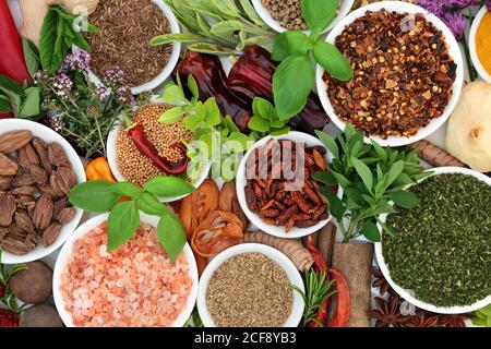 Herbes séchées et fraîches et épices dans des bols en porcelaine et en vrac. Pose à plat. Banque D'Images