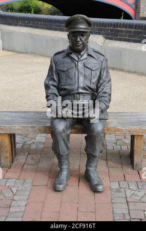 La statue du Capt Mainwaring, Thetford, Norfolk, a été dévoilée le 19 juin 2010. La série télévisée de la BBC « l'Armée de l'Armée de terre » a été associée de longue date à Thetford. Banque D'Images