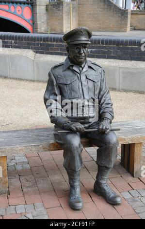 La statue du Capt Mainwaring, Thetford, Norfolk, a été dévoilée le 19 juin 2010. La série télévisée de la BBC « l'Armée de l'Armée de terre » a été associée de longue date à Thetford. Banque D'Images