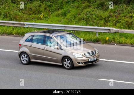 2006 GOLD Mercedes Benz B200 CDI se CVT ; véhicules mobiles pour la circulation routière, voitures conduisant des véhicules sur les routes du Royaume-Uni, moteurs, motorisation sur le réseau d'autoroute M6. Banque D'Images