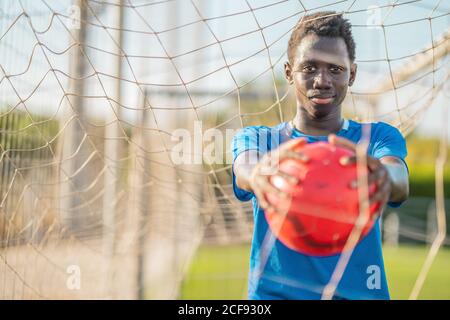 Joueur de football américain africain avec ballon Banque D'Images