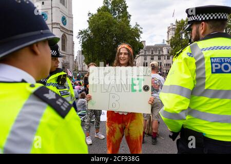 Un manifestant tient un panneau aux policiers lors de la manifestation de la rébellion contre l'extinction, Parliament Square, Londres, 1er septembre 2020 Banque D'Images