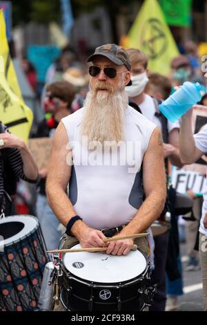 Un batteur avec une longue barbe pendant la démonstration de rébellion d'extinction, Parliament Square, Londres, 1er septembre 2020 Banque D'Images