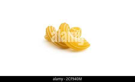 Pâtes cavatapapi avec rayures isolées sur fond blanc. Banque D'Images