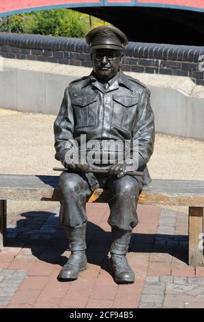 La statue du Capt Mainwaring, Thetford, Norfolk, a été dévoilée le 19 juin 2010. La série télévisée de la BBC « l'Armée de l'Armée de terre » a été associée de longue date à Thetford. Banque D'Images