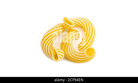 Pâtes cavatapapi avec rayures isolées sur fond blanc. Banque D'Images