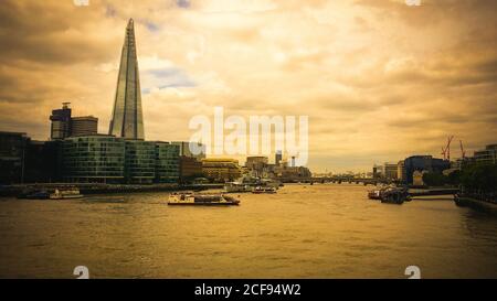 Le Shard et la Tamise lors d'une journée bien remplie, capturant l'effervescence de la ligne de vie de la ville de Londres. Pris en forme de Butlers Wharf. Banque D'Images