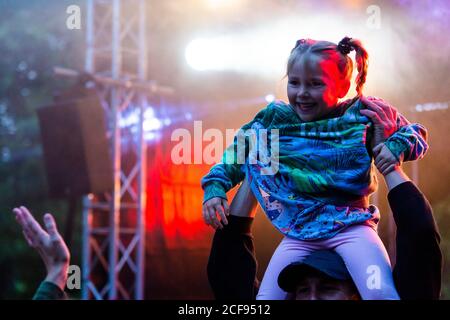 Jeune fille sur les épaules de papa pendant le concert live à nous Ne sont pas un festival socialement distancé à Pippingford Park - camping avec une ambiance de festival Banque D'Images