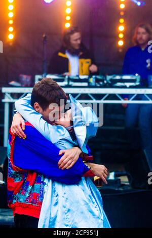 Couple embrassant passionnément sur le dancefloor à nous ne le sommes pas Un festival socialement distancé à Pippingford Park - camping avec une ambiance de festival Banque D'Images