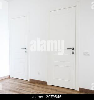 Portes blanches et murs blancs dans le nouvel appartement Le style scandinave Banque D'Images