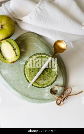 Smoothie vert sain sur une table en pierre d'épinards, d'avocat de pomme et de kiwi avec jus de citron. Super nourriture, détox et nourriture saine, d'en haut Banque D'Images