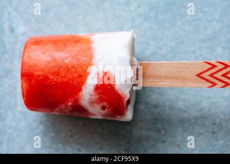 Vue rapprochée de la pastèque et de la crème popsicle sur le chic plaque Banque D'Images