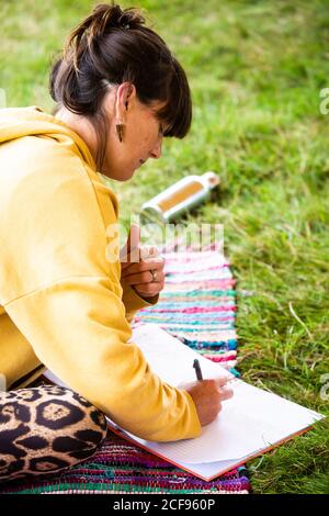 Écrire l'atelier dans la tente de bien-être à nous ne le sommes pas Un festival socialement distancé à Pippingford Park - camping avec une ambiance de festival Banque D'Images