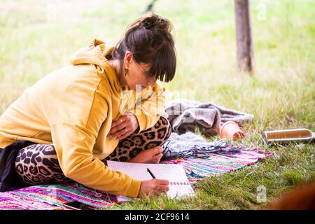 Écrire l'atelier dans la tente de bien-être à nous ne le sommes pas Un festival socialement distancé à Pippingford Park - camping avec une ambiance de festival Banque D'Images