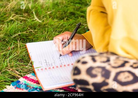 Écrire l'atelier dans la tente de bien-être à nous ne le sommes pas Un festival socialement distancé à Pippingford Park - camping avec une ambiance de festival Banque D'Images