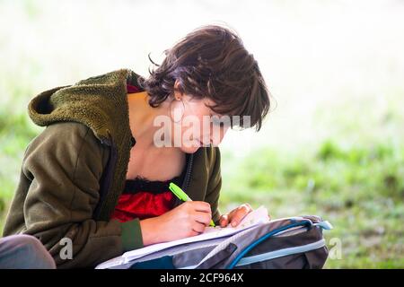 Écrire l'atelier dans la tente de bien-être à nous ne le sommes pas Un festival socialement distancé à Pippingford Park - camping avec une ambiance de festival Banque D'Images