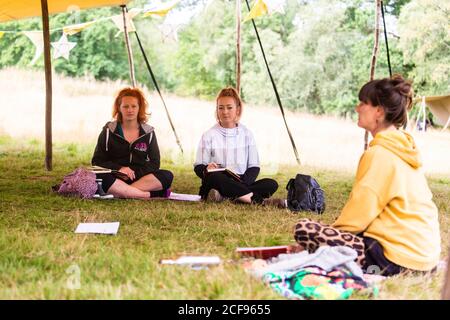 Écrire l'atelier dans la tente de bien-être à nous ne le sommes pas Un festival socialement distancé à Pippingford Park - camping avec une ambiance de festival Banque D'Images