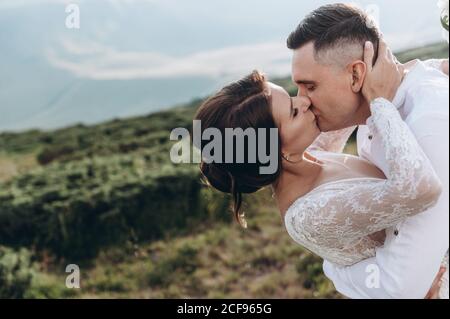 Kissing wedding couple séjournant plus beau paysage. Banque D'Images