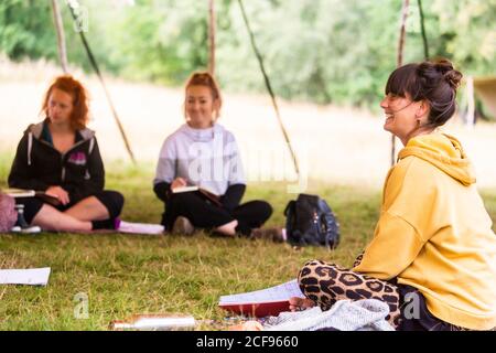 Écrire l'atelier dans la tente de bien-être à nous ne le sommes pas Un festival socialement distancé à Pippingford Park - camping avec une ambiance de festival Banque D'Images