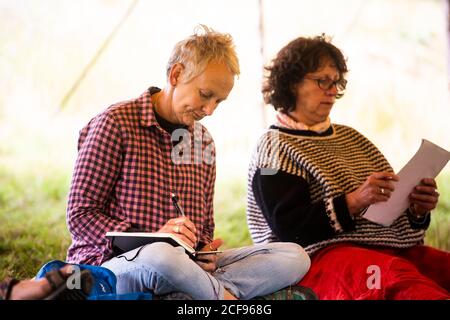 Écrire l'atelier dans la tente de bien-être à nous ne le sommes pas Un festival socialement distancé à Pippingford Park - camping avec une ambiance de festival Banque D'Images