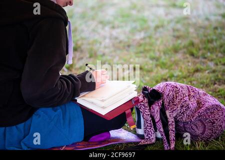 Écrire l'atelier dans la tente de bien-être à nous ne le sommes pas Un festival socialement distancé à Pippingford Park - camping avec une ambiance de festival Banque D'Images