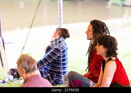 Écrire l'atelier dans la tente de bien-être à nous ne le sommes pas Un festival socialement distancé à Pippingford Park - camping avec une ambiance de festival Banque D'Images