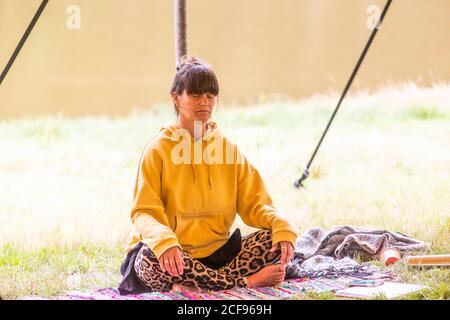 Écrire l'atelier dans la tente de bien-être à nous ne le sommes pas Un festival socialement distancé à Pippingford Park - camping avec une ambiance de festival Banque D'Images