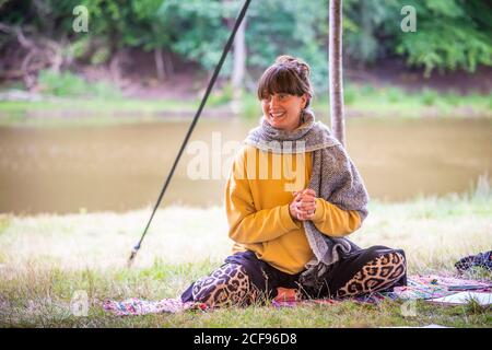 Écrire l'atelier dans la tente de bien-être à nous ne le sommes pas Un festival socialement distancé à Pippingford Park - camping avec une ambiance de festival Banque D'Images