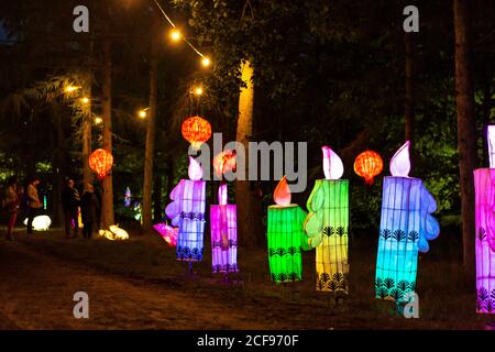 Les illuminations des bois chez nous ne sont pas un festival socialement distancé Événement à Pippingford Park - camping avec une ambiance de festival Banque D'Images