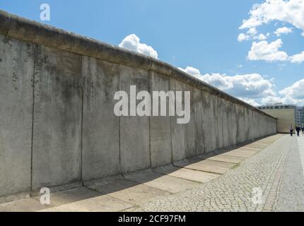 BERLIN, ALLEMAGNE - 17 JUILLET 2020 : BERLIN, ALLEMAGNE 12 JUILLET 2020. Une partie du mur de Berlin situé à la Bernauerstrasse Banque D'Images