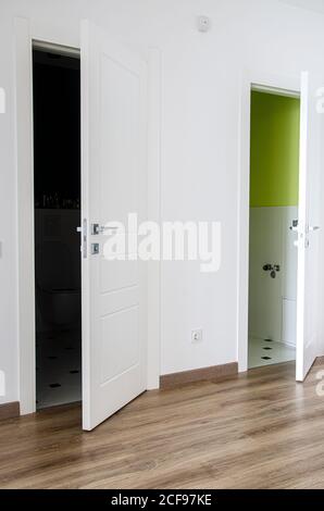 Ce nouvel appartement de style scandinave est doté de portes blanches et de murs blancs Banque D'Images