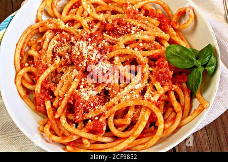 Pâtes italiennes à la sauce amatriciana. Cuisine typique de la ville d'Amatrice Lazio région Italie. Banque D'Images