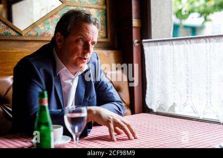 Rouille, Allemagne. 03ème août 2020. Michael Mack, associé directeur d'Europa-Park à Rust, est assis dans un restaurant. Credit: Philipp von Ditfurth/dpa/Alay Live News Banque D'Images