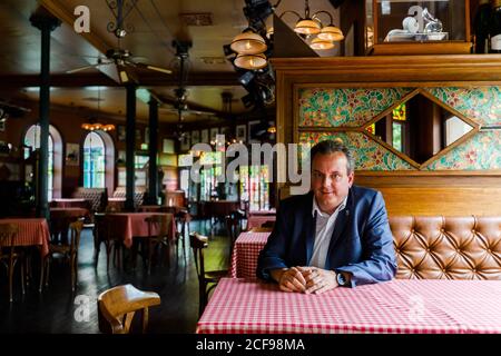 Rouille, Allemagne. 03ème août 2020. Michael Mack, associé directeur d'Europa-Park à Rust, est assis dans un restaurant. Credit: Philipp von Ditfurth/dpa/Alay Live News Banque D'Images