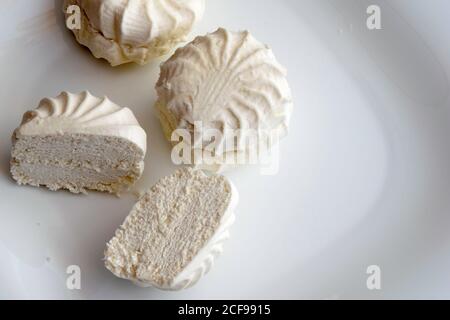 le guimauve blanc frais repose sur une assiette blanche Banque D'Images