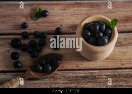Appétissante assiette de myrtille sur table Banque D'Images