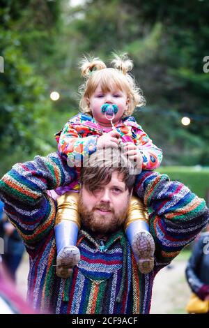 Petite fille sur les épaules de Dad appréciant la musique live atWe sont Ce n'est pas un festival socialement distancé à Pippingford Park - camping avec une ambiance de festival Banque D'Images