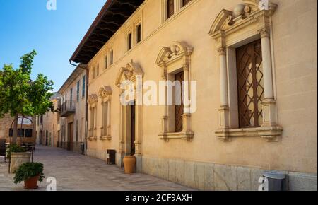 MALLORCA, ESPAGNE - 18 mai 2020 : Alcudia, Mallorca, Espagne - 18 JUILLET 2020. La jolie vieille ville autour de la porte Xara Porta del Moll. Banque D'Images