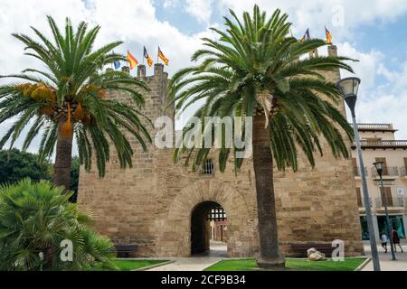 MALLORCA, ESPAGNE - 18 mai 2020 : Alcudia, Mallorca, Espagne - 18 JUILLET 2020. La jolie vieille ville autour de la porte Xara Porta del Moll. Banque D'Images