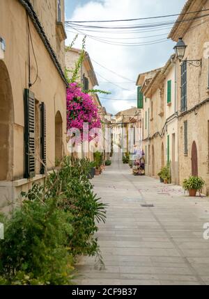 MALLORCA, ESPAGNE - 18 mai 2020 : Alcudia, Mallorca, Espagne - 18 JUILLET 2020. La jolie vieille ville autour de la porte Xara Porta del Moll. Banque D'Images