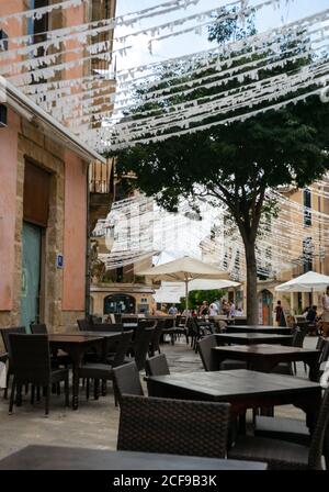 MALLORCA, ESPAGNE - 18 mai 2020 : Alcudia, Mallorca, Espagne - 18 JUILLET 2020. La jolie vieille ville autour de la porte Xara Porta del Moll. Banque D'Images