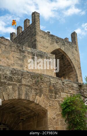 MALLORCA, ESPAGNE - 18 mai 2020 : Alcudia, Mallorca, Espagne - 18 JUILLET 2020. La jolie vieille ville autour de la porte Xara Porta del Moll. Banque D'Images