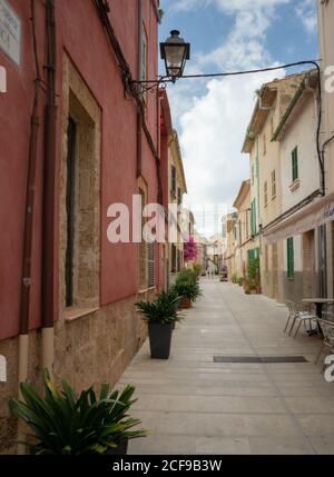 MALLORCA, ESPAGNE - 18 mai 2020 : Alcudia, Mallorca, Espagne - 18 JUILLET 2020. La jolie vieille ville autour de la porte Xara Porta del Moll. Banque D'Images